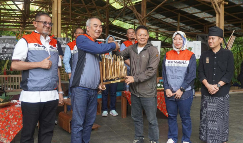 Peresmian Bale Karesmen di Kampung Cijaringao, Cimenyan, Kabupaten Bandung, Selasa (17/12/2024), dihadiri Executive General Manager PT Pertamina Patra Niaga Regional JBB Deny Djukardi, Group Head Operation Regional JBB Moch Toriq beserta Tim Manajemen PT Pertamina Patra Niaga RJBB, dan Ketua Yayasan Saung Angklung Udjo Taufik Hidayat Udjo. (Foto: Dok RUZKA INDONESIA)