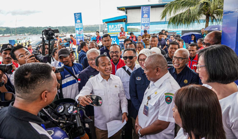 Menteri Energi dan Sumber Daya Mineral (ESDM) Bahlil Lahadalia saat kunjungan kerja ke Stasiun Pengisian Bahan Bakar Umum Nelayan (SPBUN) 88.971.01 Tantui di Ambon, Maluku, Rabu (18/12/2024). (Foto: Dok RUZKA INDONESIA)