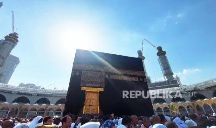 Jamaah umroh di Masjidil Haram. Jamaah umroh perlu mempelajari rukun dan larangan umroh agar tidak m3lakukan pelanggaran sehingga wajib membayar dam atau denda.