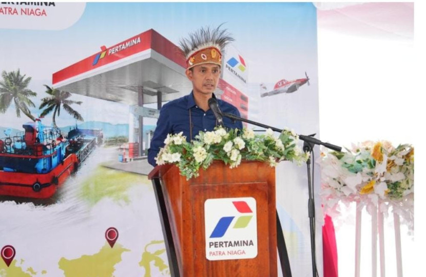 Anggota Komite BPH Migas, Yapit Sapta Putra meresmikan penyalur BBM Satu Harga yang dipusatkan di Terminal BBM PT Pertamina (Persero) Kabupaten Fakfak, Provinsi Papua Barat, Rabu (18/12/2024). (Foto: BPH Migas) 