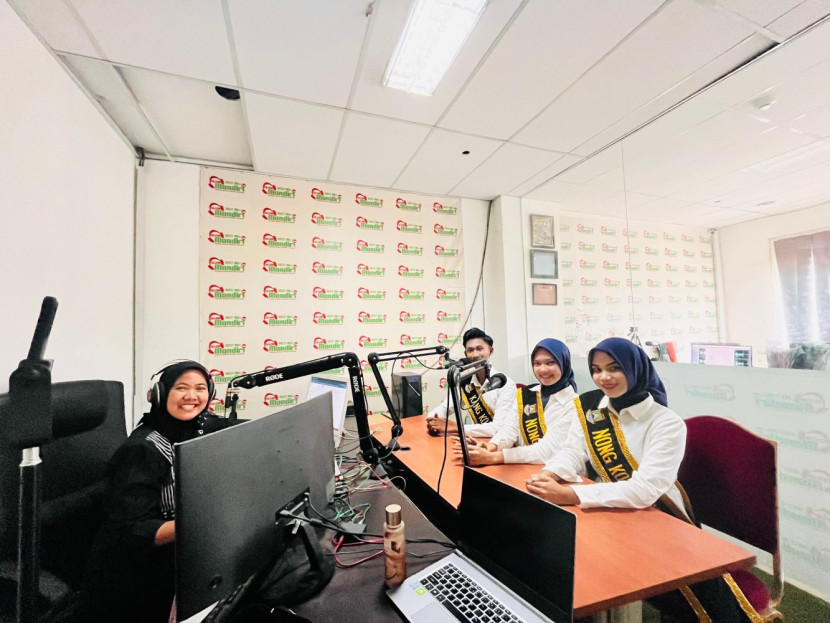 Kang Nong Kota Cilegon saat talkshow di LPPL Radio Mandiri FM, Kamis (19/12/2024). Foto: Diskominfo Kota Cilegon