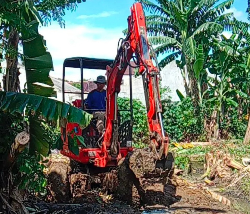 Alat berat diturunkan untuk melakukan normalisasi saluran Mampang, Pancoran Mas, Kota Depok. Normalisasi untuk mengantisipasi banjir. (Foto: Dok Dinas PUPR Kota Depok)