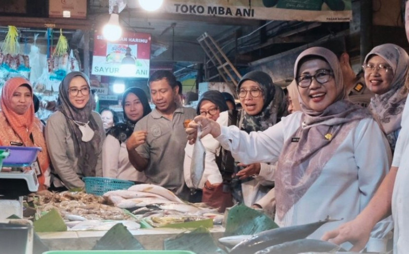 Pj Sekda Kota Depok, Nina Suzana (kanan) sedang lakukan sidak pangan kebutuhan pokok di Pasar Agung, Sukmajaya, Kota Depok, Rabu (18/12/2025). (Foto: Dok RUZKA INDONESIA)