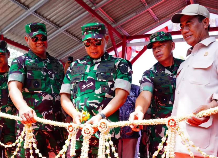 Panglima TNI Jenderal Agus Subiyanto bersama Mentan Andi Amran Sulaiman. Sumber: Seputar Militer