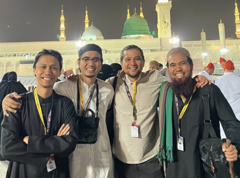 Personel Sheila on 7, Eross, Duta, dan Adam, pergi umroh bersama dengan ex personelnya, Sakti. (Instagram @salman_al_jugjawy)