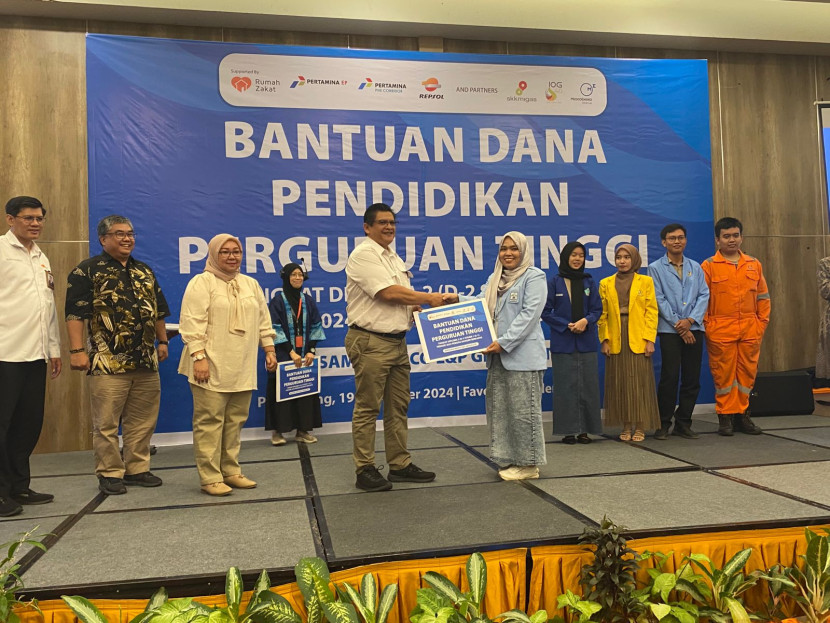 Penyerahan bantuan dana pendidikan atau beasiswa kepada mahasiswa secara simbolis. (FOTO: Humas Medco E&P)