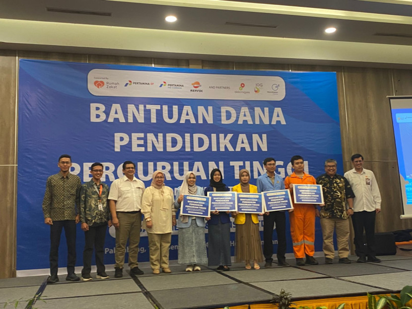 Perwakilan mahasiswa dan guru penerima beasiswa bersama manajemen Medco. (FOTO: Medco E&P)