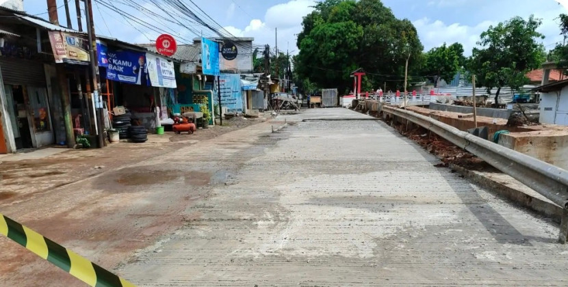 Rekonstruksi dan betonisasi Jalan Tanah Baru, Beji, Kota Depok. (Foto: Dok Dinas PUPR Kota Depok)