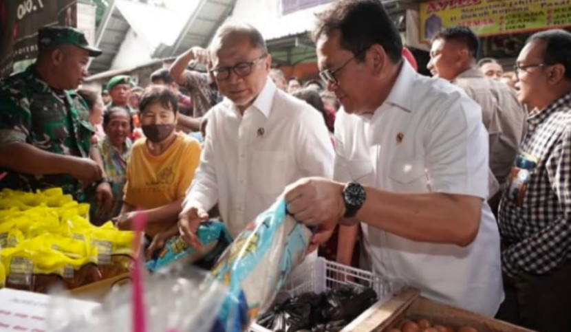 Mendag, Budi Santoso bersama Menko Pangan, Zulkifli Hasan meninjau Pasar Dukuh Kupang, Surabaya, Jawa Timur, Jumat (20/12/2024). (Foto: Dok Kemendag) 