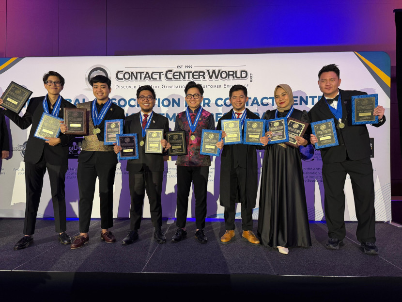 Para personel Contact Center PLN 123 berfoto bersama setelah berhasil meraih 14 penghargaan Gold Winner pada ajang Global Contact Center World Awards (GCCWA) 2024 di London, Inggris pada Oktober lalu. (Foto: PLN)