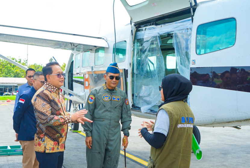 Pj Gubernur Jatim Adhy Karyono (berbatik) meninjau pesawat Cesna yang digunakan untuk modifikasi cuaca