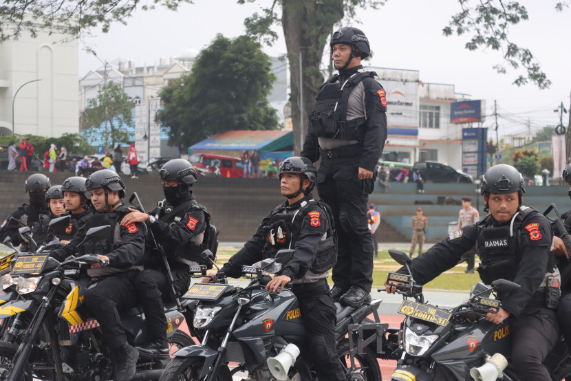 Tim Macan Bintana Polres Sukabumi Kota dilepas untuk Operasi Lilin Lodaya 2024 di Lapang Merdeka, Jumat (20/12/2024).