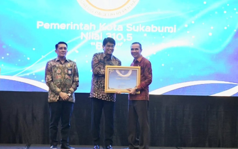 Pj Sekda Kota Sukabumi M Hasan Asyari menerima penghargaan sistem merit dari BKN, Kamis (19/12/2024).