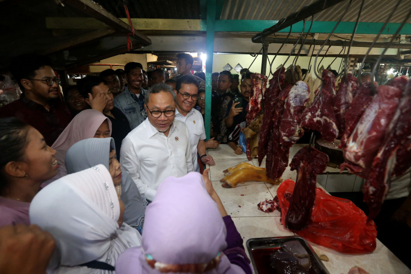 Menko Pangan Zulkifli Hasan memantau harga bahan pokok di Pasar Dukuh Kupang Surabaya, Jumat (20/12/2024).