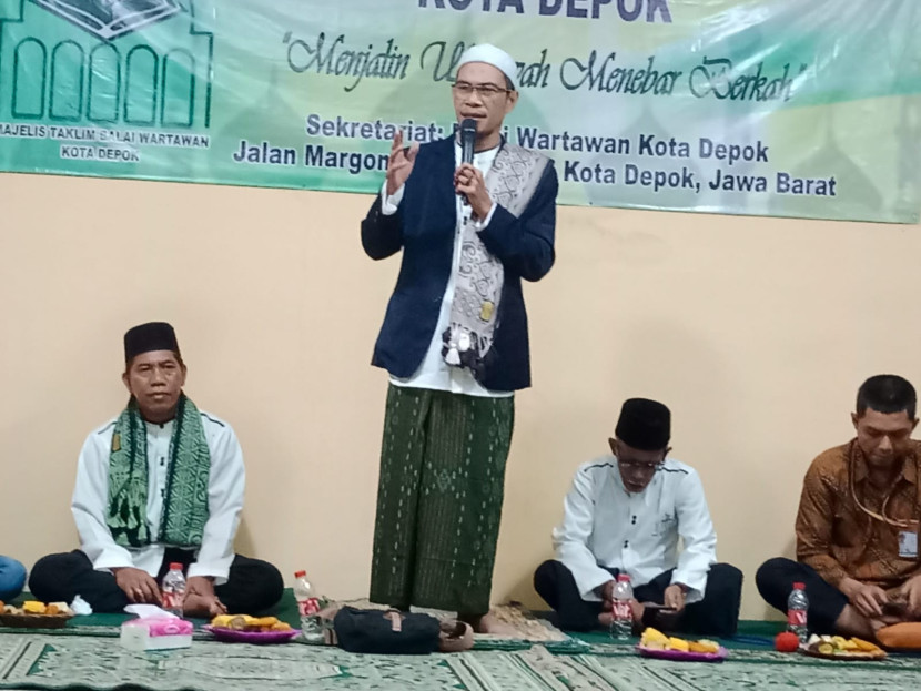 Ustadz Syahruddin El Fikri menyampaikan tausiyah pada cara Muhasabah Akhir Tahun 2024, Majelis Taklim Balai Wartawan Depok.