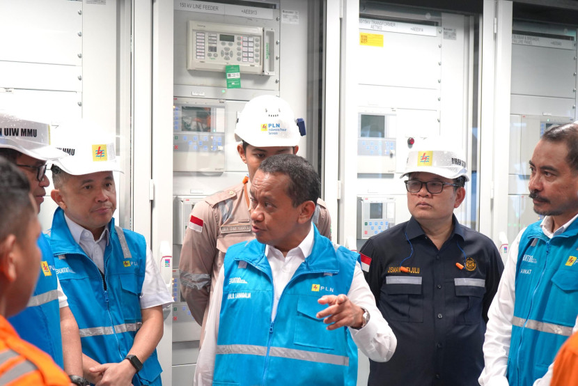 Menteri ESDM, Bahlil Lahadalia saat berkunjung ke ruang Control Room PLTMG BMPP Nusantara 1 Waai, Pulau Ambon, Provinsi Maluku, Rabu (18/12/2024). (Foto: PLN)