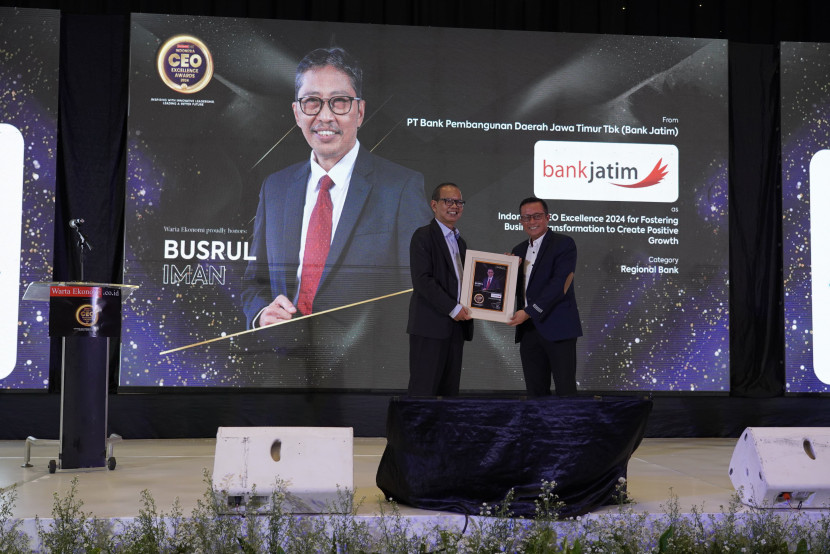 Dirut Bank Jatim Busrul Iman dinobatkan sebagai Indonesia CEO Excellence 2024 for Fostering Business Transformation to Create Positive Growth, Category: Regional Bank