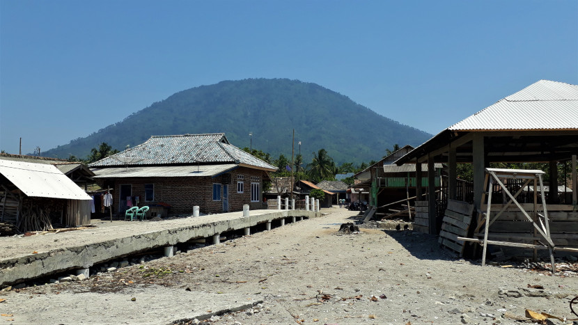 Gunung Sebesi di Desa Regahan Lada, Pulau Sebesi, Lampung. (Foto: SumatraLink.id/Mursalin Yasland)