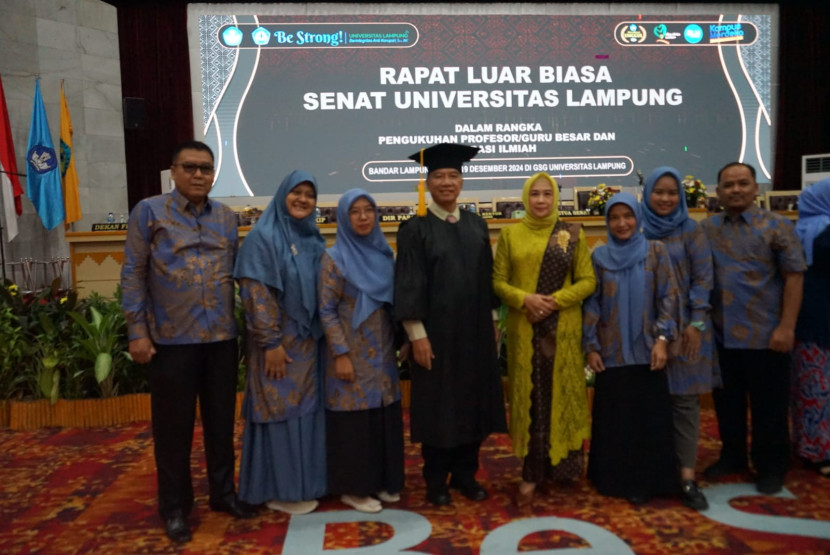 Prof Bambang Utoyo yang dikukuhkan sebagai Guru Besar Fisip Unila. (FOTO: Dok. Pribadi)