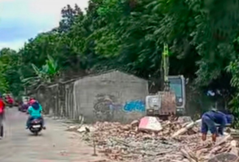 Bangunan liar di Jalan Mujair dan Camar, Kecamatan Pancoran Mas, Kota Depok digusur. (Foto: Dok RUZKA INDONESIA)