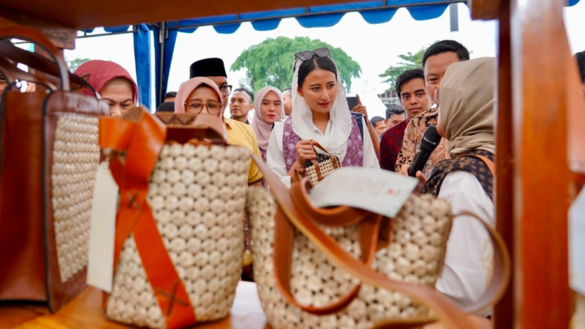 Wamendag, Dyah Roro Esti Widya Putri saat meninjau produk UMKM di Jambi Tradisional Festival (JTF) 2024, yang berlangsung pada 21-22 Desember, di Lapangan Dwaya Hamsah, Jambi (21/12/2024). Foto: Dok Kemendag)