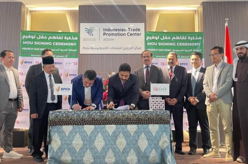 Penandatanganan Nota Kesepahaman (MoU) antara Badan Pengelola Keuangan Haji (BPKH) dengan PT. Lulu Group International. (Foto: Dok Ruzka Indonesia/BPKH) 