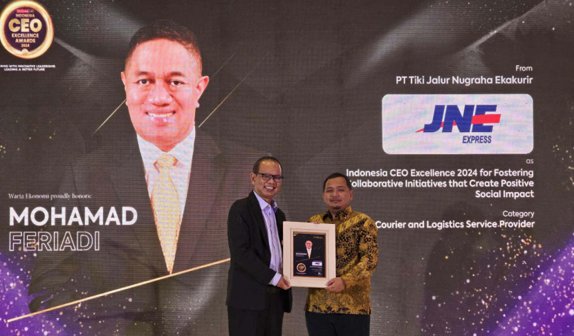 Eri Palgunadi selaku SVP Marketing Group Head JNE mewakili M Feriadi Soeprapto, Presiden Direktur JNE, menerima penghargaan Indonesia CEO Excellence 2024, yang diserahkan oleh langsung oleh Muhamad Ihsan, CEO & Chief Editor Warta Ekonomi Group. (Foto: Dok RUZKA INDONESIA)