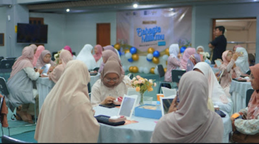 Para remaja putri dan ibu-ibu antusias mengikuti Beauty Class di area Masjid Salman/Dok 