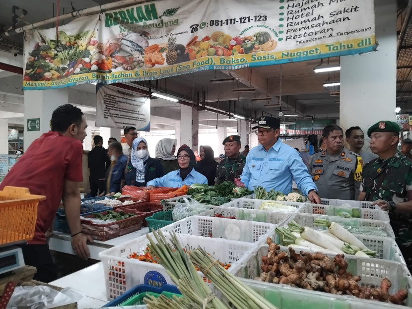 Pj Wali Kota Sukabumi Kusmana Hartadji memantau stok dan harga sembako menjelang Natal dan tahun baru di Pasar Pelita, Senin (23/12/2024).