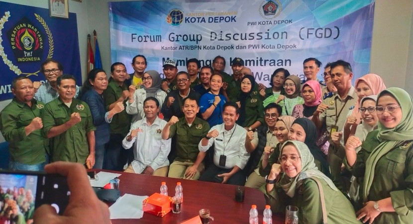 Kantor Pertanahan Kota Depok menggelar FGD dengan wartawan yang tergabung di PWI Kota Depok yang berlangsung di Kantor PWI Kota Depok, Senin (23/12/2024)