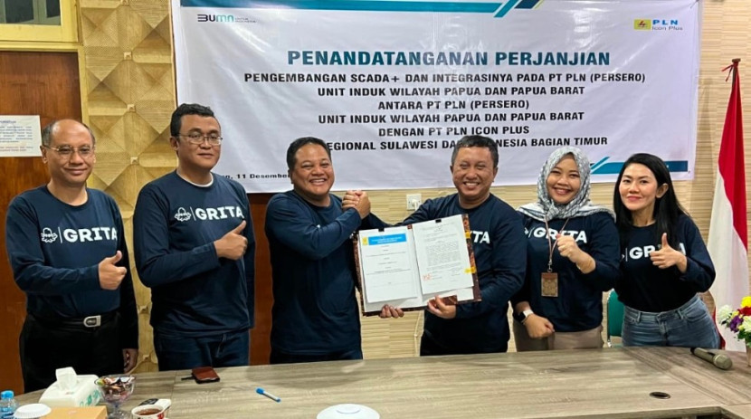 Penandatanganan kerja sama antara General Manager PLN Unit Induk Wilayah Papua dan Papua Barat (UIW PPB) dengan Direktur Pelayanan Teknologi Informasi Icon Plus di Sorong, Papua Barat Daya. (Foto: Dok PLN)