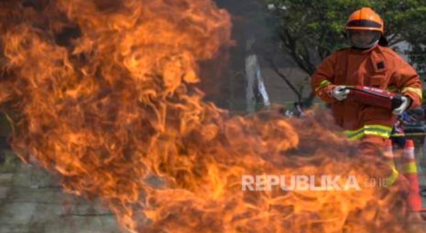 Damkar Kota Depok ingatkan warga untuk waspada kebakaran disaat libur Nataru 2024/2025. (Foto: Dok REPUBLIKA)