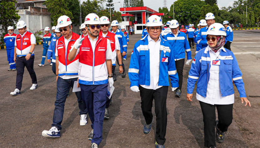 Menteri Perdagangan Budi Santoso didampingi Direktur Pemasaran Regional Pertamina Patra Niaga Mars Ega Legowo Putra meninjau Stasiun Pengisian Bulk Elpiji (SPBE) di Padalarang, Bandung Barat, pada Senin (23/12/2024). (Foto: Dok RUZKA INDONESIA)