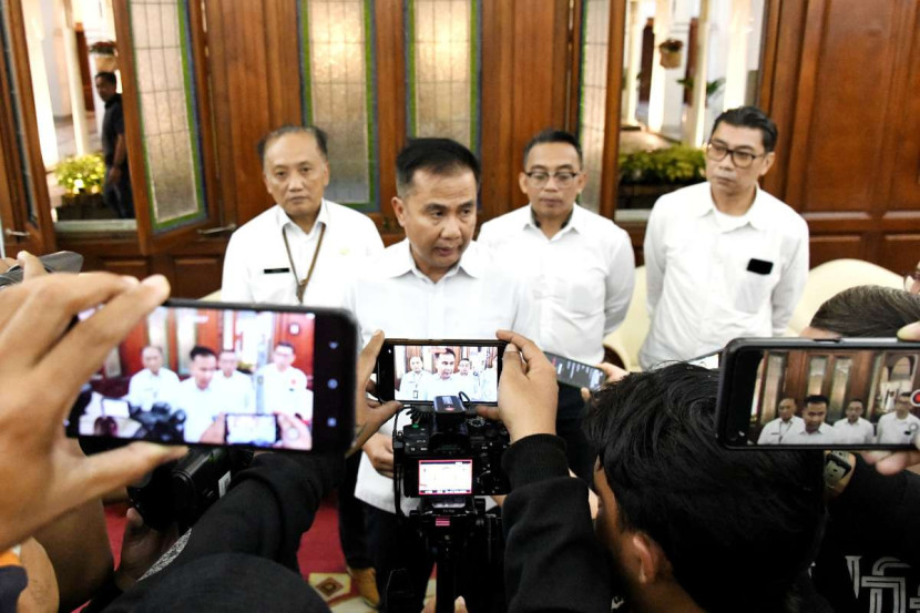 Penjabat Gubernur Jabar Bey Machmudin mengumumkan Upah Minimum Sektoral Kabupatean/Kota (UMSK) di Gedung Sate Bandung, Kota Bandung, Rabu (18/12/2024) malam. Foto: Humas Jabar