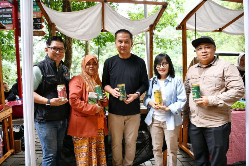 PJ Gubernur Jawa Barat Bey Machmudin dan sejum;ah pejabat terkait menghadiri Pasar Leuweung di Taman Hutan Raya Ir H Djuanda, Bandung. Foto: Humas Jabar 