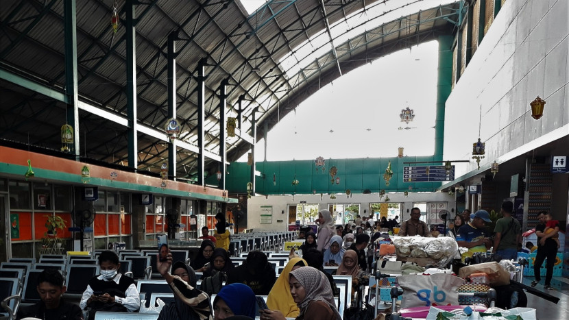 Suasana di ruang tunggu Stasiun Kertapati, Palembang. (Foto: SumatraLink.id/Mursalin Yasland)