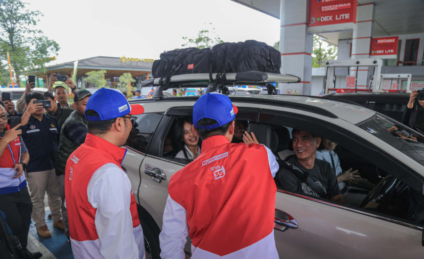 Wakil Menteri BUMN Aminuddin Ma'ruf didampingi Direktur Logistik dan Infrastruktur Pertamina Alfian Nasution dan Direktur Pertamina Patra Niaga Mars Ega Legowo Putra, kunjungi SPBU dan Serambi MyPertamina Rest Area KM 43A yang ada di ruas tol Jakarta-Merak. (Foto: Dok RUZKA INDONESIA)