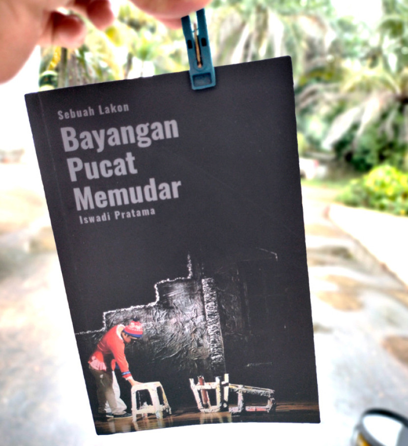 Buku “Sebuah Lakon – Bayangan Pucat Memudar” (FOTO: Maspril Aries)