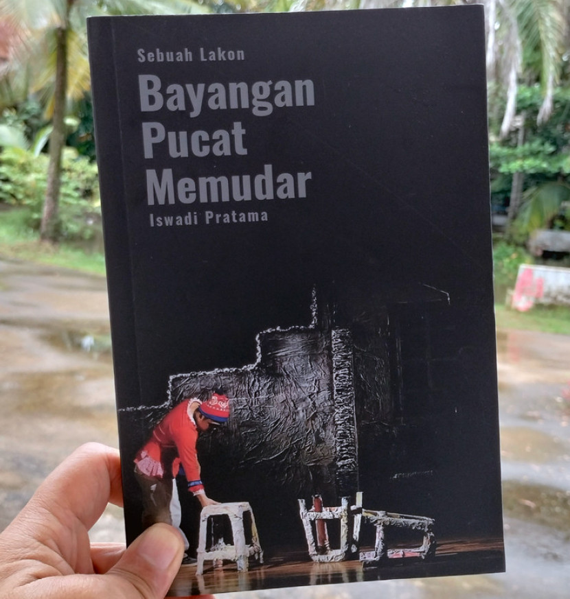 Buku “Sebuah Lakon – Bayangan Pucat Memudar” (FOTO: Maspril Aries)