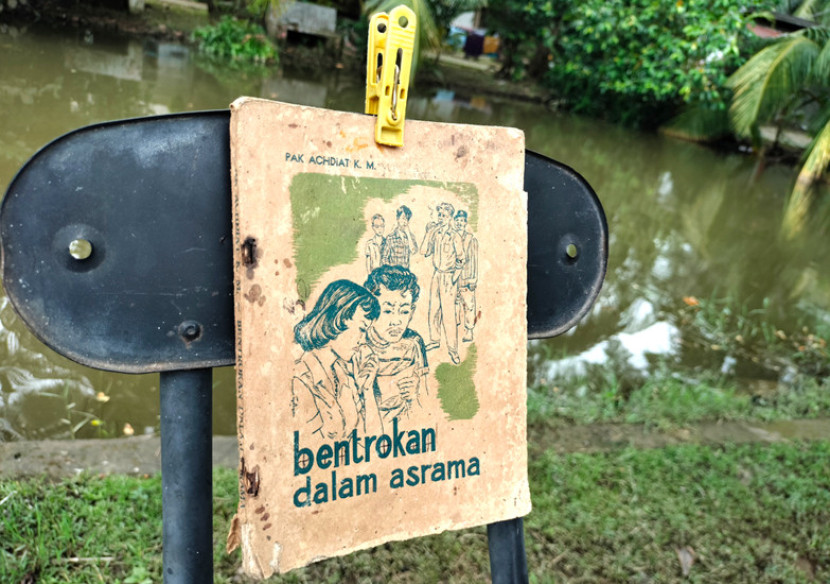  Buku naskah drama “Bentrokan dalam Asrama” karya Achdiat K Mihardja yang terbit tahun 1952 oleh Balai Pustaka. (FOTO: Maspril Aries)