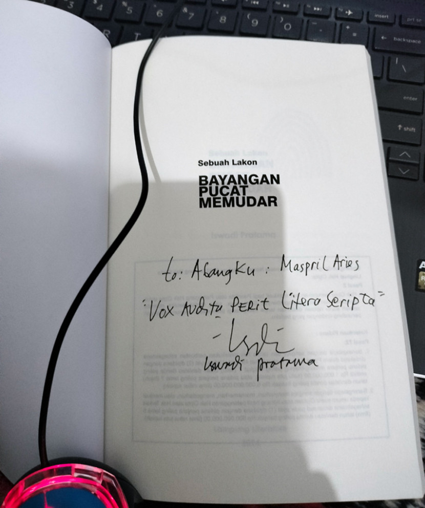 Buku “Sebuah Lakon – Bayangan Pucat Memudar” yang dikirim langsung dari penulisannya. (FOTO: Maspril Aries)