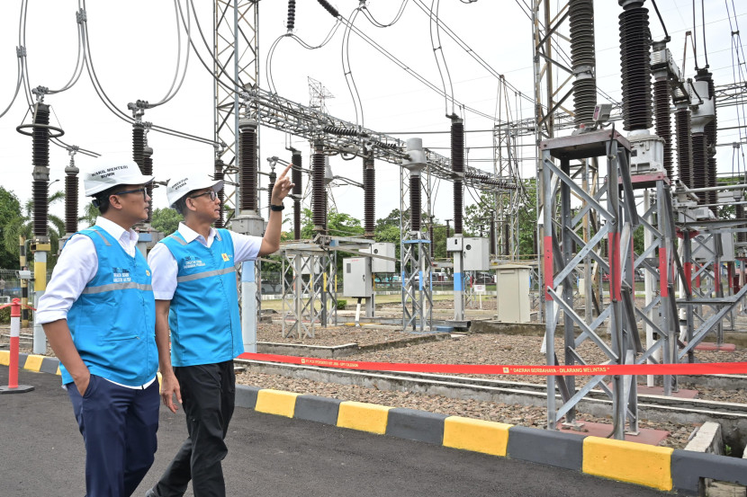 Wakil Menteri BUMN, Aminuddin Ma'ruf (kiri) didampingi Direktur Utama PLN, Darmawan Prasodjo (kanan) saat meninjau langsung Gardu Induk 150 kV Cilegon Lama, Cilegon pada Selasa (24/12/2024). (Foto: PLN) 