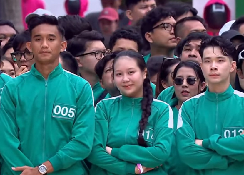 Rizky Ridho, Sisca Kohl, dan Jess No Limit, kala mengikuti Red Light Green Light Challenge di Plaza Timur GBK Jakarta, Ahad (22/12/2024). (Youtube Netflix Indonesia)