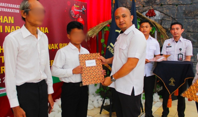 Dua orang dari 29 orang Narapidana yang mendapat remisi Natal dari Rutan Kelas I Depok. (Foto: Dok Rutan Kelas I Depok)