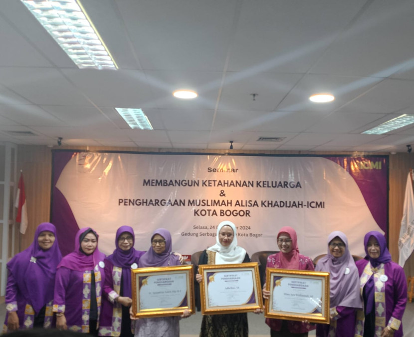 Penyerahan Award Alisa Khadijah ICMI Kota Bogor dilaksanakan di digelar di Gedung DPRD Kota Bogor, Jawa Barat, Selasa (24/12/2024). Foto : dok kampusiana