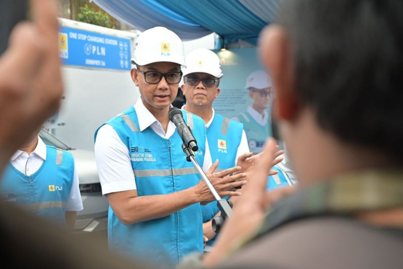 Direktur Utama PT PLN (Persero) Darmawan Prasodjo melakukan rangkaian inspeksi SPKLU Trans Jawa dan meninjau langsung One Stop EV Charging Station di Surapati, Bandung, Jawa Barat, Rabu (25/12/2024). (Foto: Dok Ruzka Indonesia/PLN)