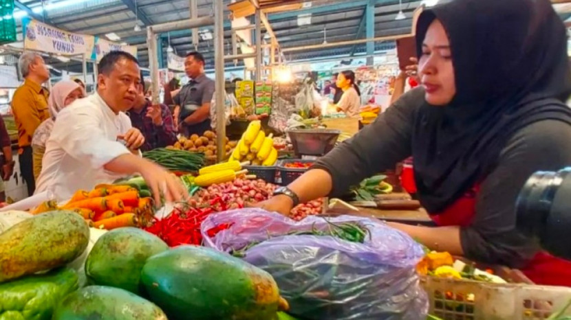 Wali Kota Depok terpilih, Supian Suri sedang melakukan sidak pasar harga kebutuhan pokok jelang Tahun Baru 2025. (Foto: Dok RUZKA INDONESIA)