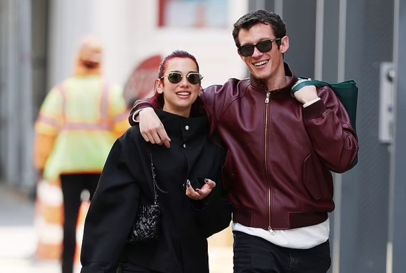 Ehm... Dua Lipa dan Callum Turner Bertunangan