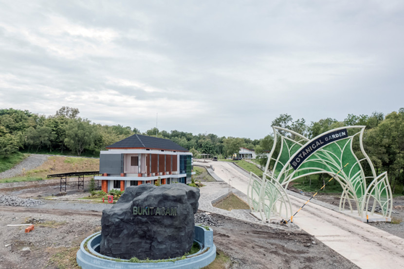 Botanical Garden yayng tengah diselesaikan pembangunannya di atas areal pasca tambang seluas 71 hektare. (FOTO: Humas PTBA)