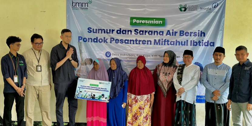 Insight Investments dan Bank Muamalat mellaui Baitulmaal Muamalat menyalurkan bantuan pembangunan sumur air untuk Pondok Pesantren Miftahul Ibtida di Kabupaten Serang, Banten. (Foto: Dok Ruzka Indonesia/BM)